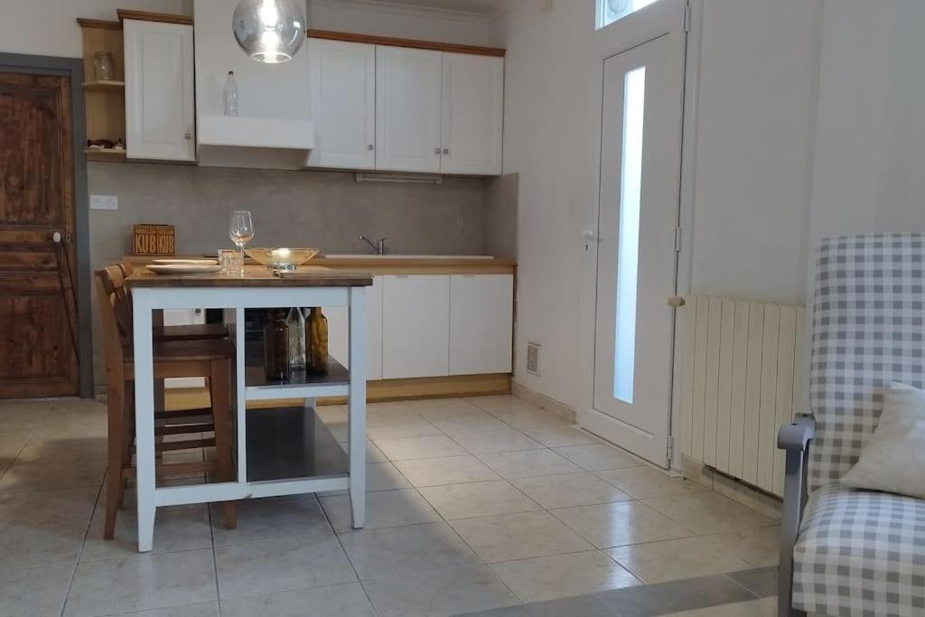 Charmante Maison T2 De Plein Pied Avec Exterieur Calme Aux Arenes Villa Beziers Bagian luar foto